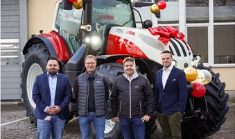 STEYR_10000th-tractor-in-2022_fltr_Robert-Rysanek_Christian-Huber_Hannes-Woegerbauer_Gunnar-Hauser-scaled