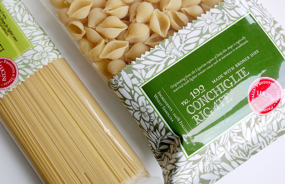 Упаковка спагетти. Спагетти в упаковке. Макароны в упаковке. Упаковка макаронных изделий. Паста упаковка.