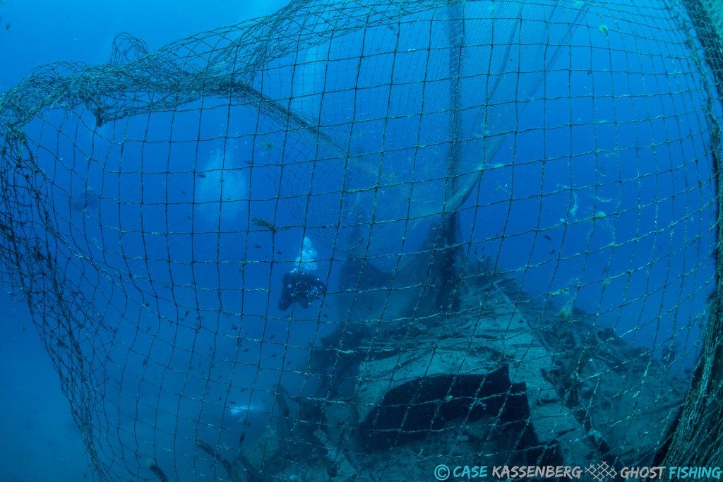 Рыбацкая сетка. Сети под водой. Рыболовные сети в океане. Жаберная рыболовная сеть. Сети в море.