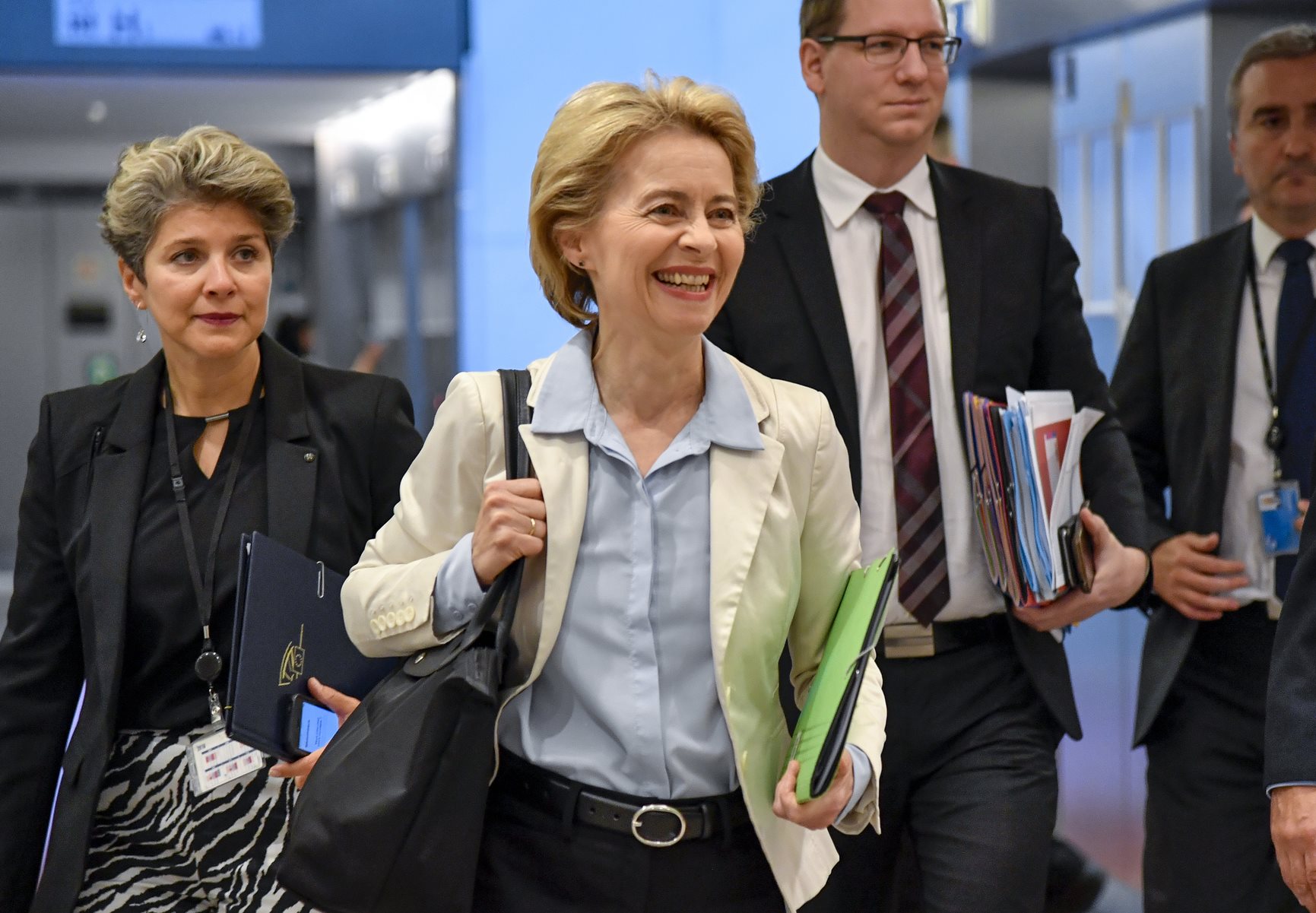 Von leyen. Leyen. Депутат Урсула. Ursula von der Leyen сршдвкут. Портреты фон дер Ляйен в Буче.