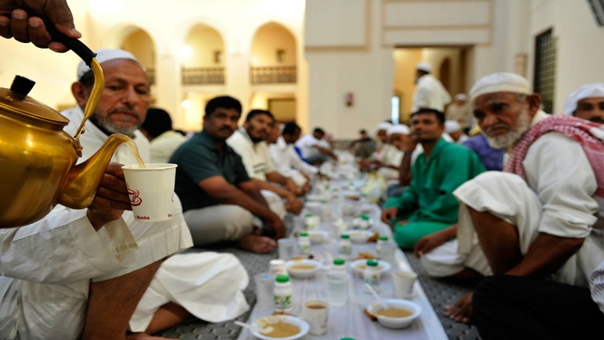 Какие посты есть у мусульман. Ифтар в Саудовской Аравии. Мусульмане за едой. Мусульманское гостеприимство. Мусульманский пост.