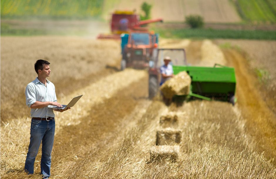 Farmer_with_laptop_in_field_1