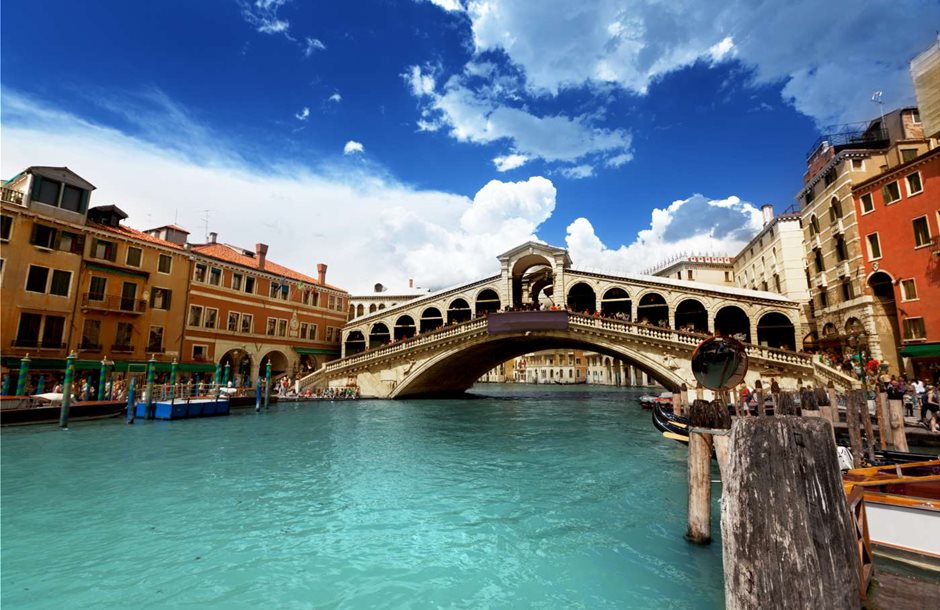 Rialto-bridge-in-Venice-Italy-1400