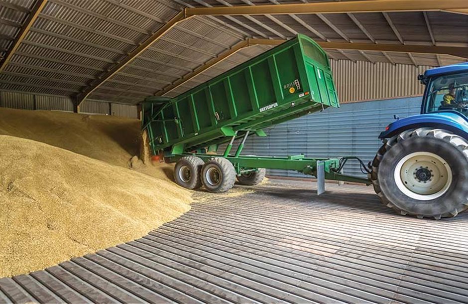 Tipping-Winter-Barley-flat-floor-grain-store_382013-4645_F_C_Tim-Scrivener