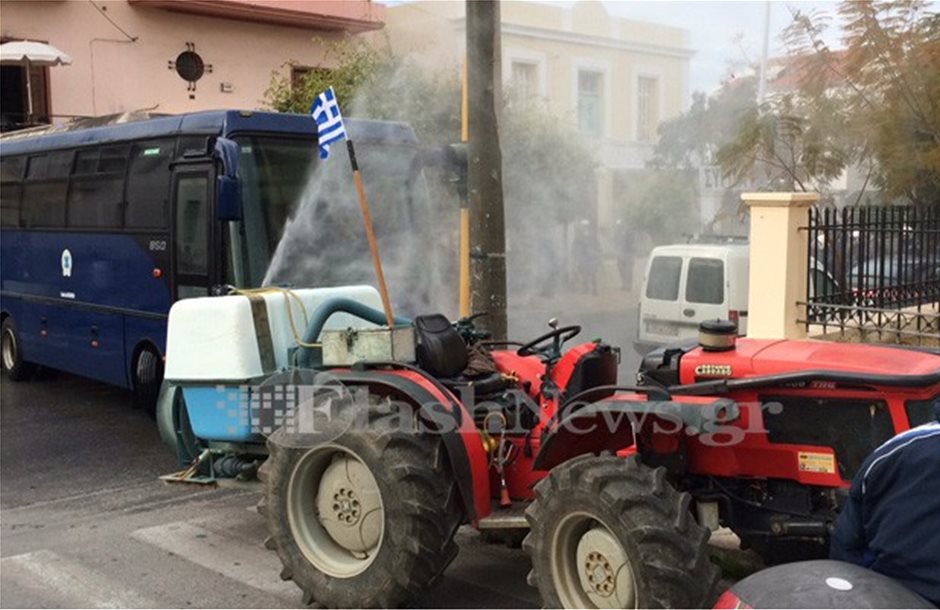 Ράντισαν με ψεκαστικά ΜΑΤ και γραφεία ΣΥΡΙΖΑ οι αγρότες Χανίων
