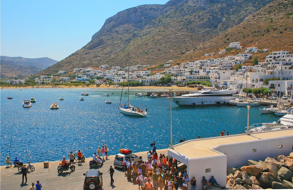 beach-kamares-by-the-port-of-sifnos-in-cyclades