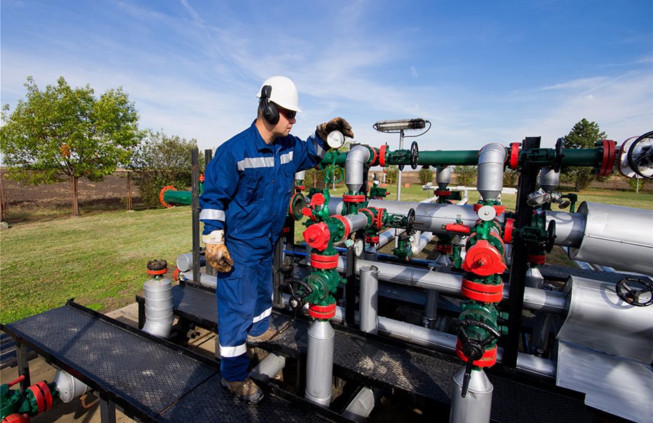 gas-pipeline-operators-and-maintenance-workers-istock-453696453