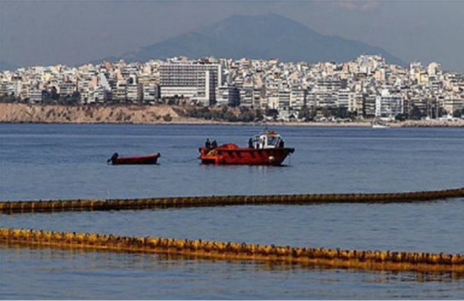 Παραδίδονται οι ακτές του Παλαιού Φαλήρου που επλήγησαν από την πετρελαιοκηλίδα