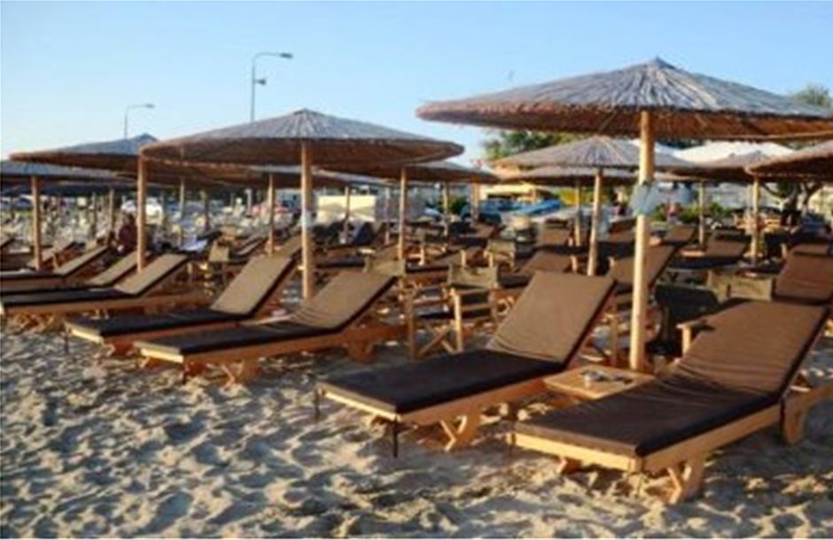«Μπλόκο» ΣΤΕ για ξαπλώστρες και ομπρέλες στις παραλίες