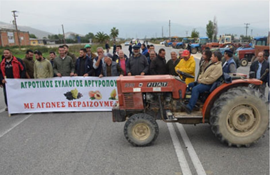 Τα τρακτέρ στη Μελούνα παρέταξαν οι αγρότες