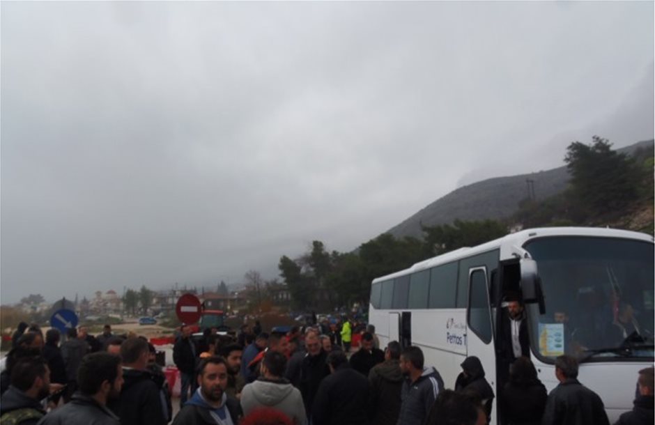 Μπλοκαρισμένα στο Χαϊδάρι τα λεωφορεία από Αιτωλοακαρνανία