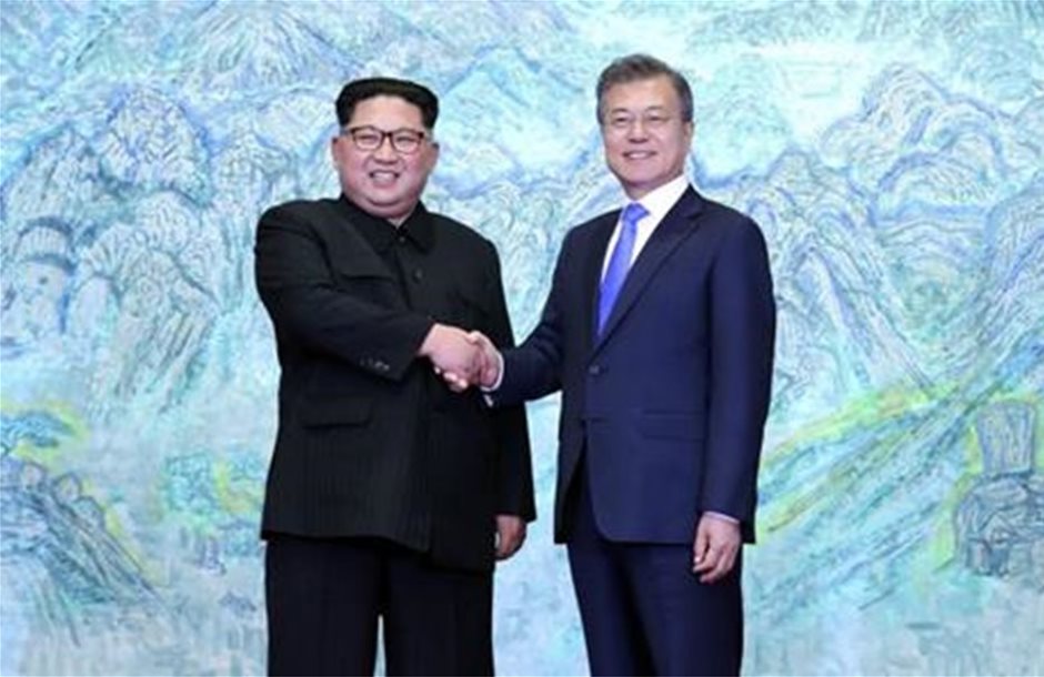 Iστορική συνάντηση των ηγετών Βόρειας και Νότιας Κορέας