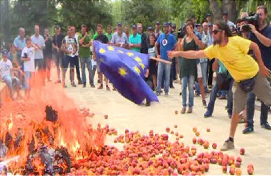 Ισπανοί καίνε τα ροδάκινα και τη σημαία της ΕΕ