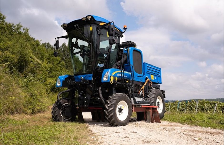 new_holland_agxtend_present_the_xpower_xpn_concept_an_electric_weeding_solution_for_narrow_vineyards__600708_d37_