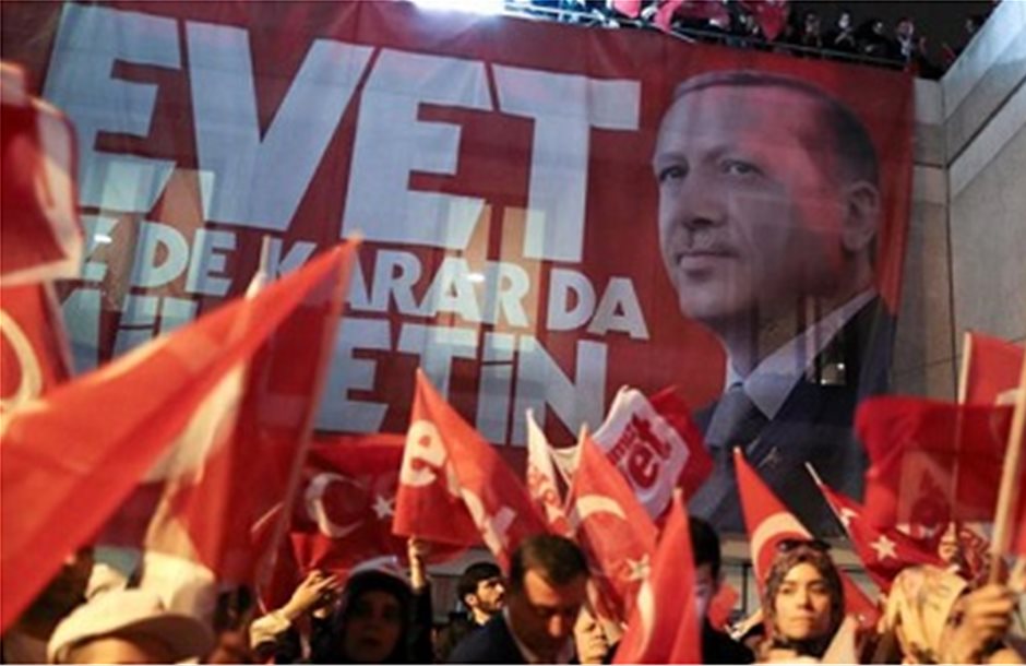 Οριακή και διχαστική η επικράτηση του «ναι» στην Τουρκία 