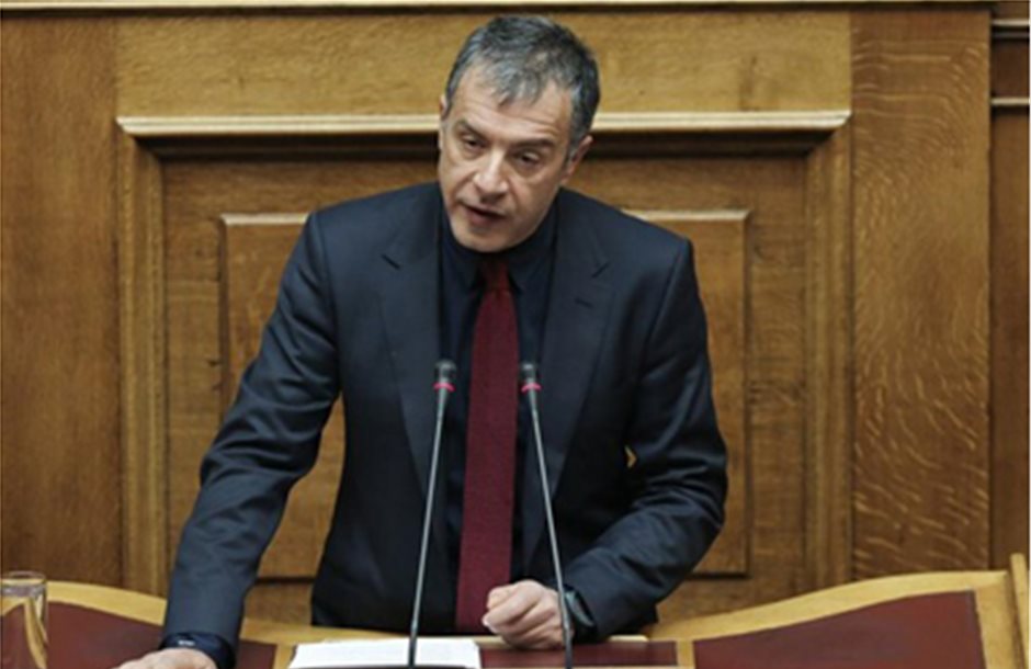 Θεοδωράκης: H κυβέρνηση έχει στο νου της μόνο την πελατεία της