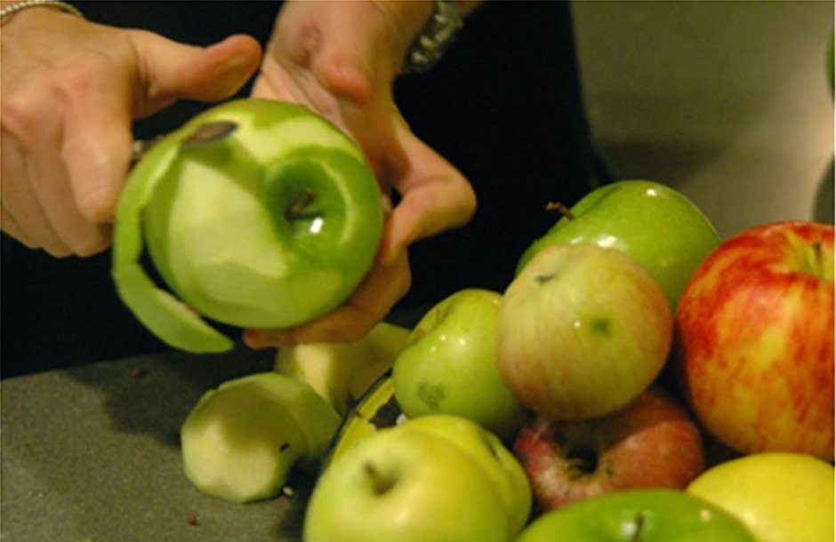 Οι φλούδες του μήλου προστατεύουν από την παχυσαρκία;