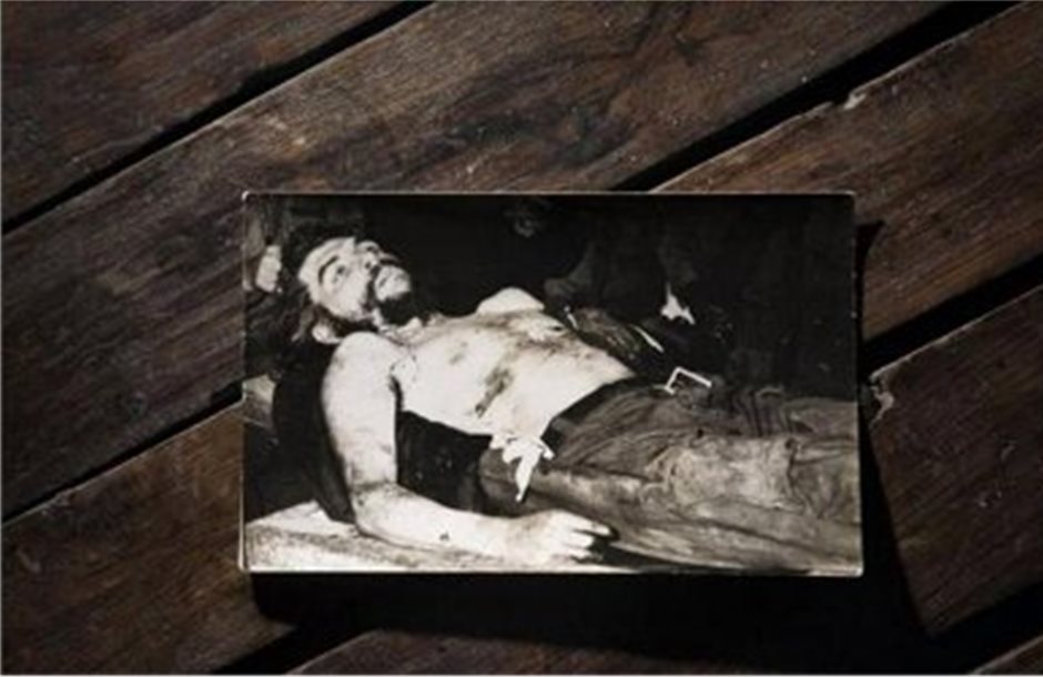 Σε κουτί πούρων ανακαλύφθηκαν άγνωστες φωτογραφίες της σορού του Τσε 
