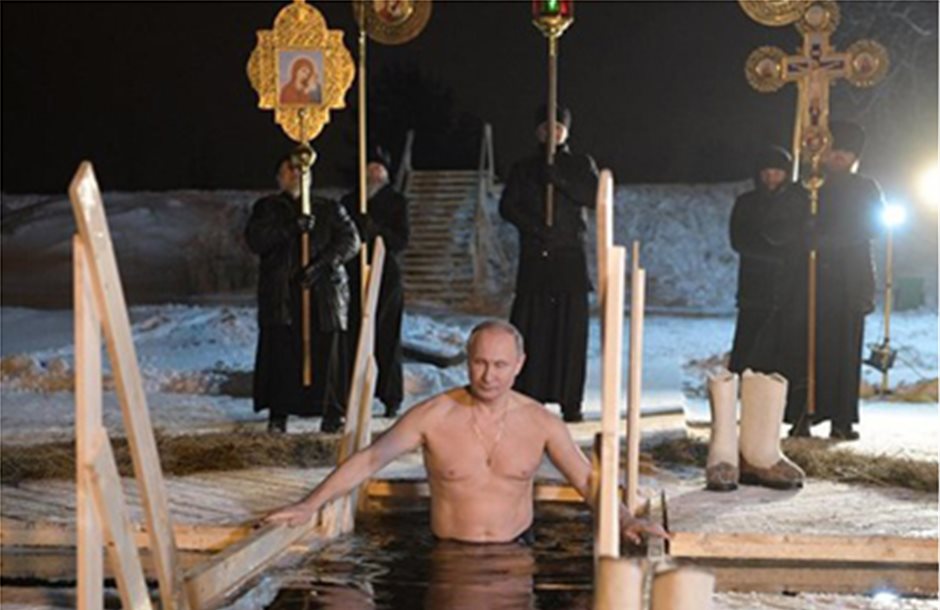 Ο Πούτιν βούτηξε στη λίμνη για τα Θεοφάνια στους -5οC.