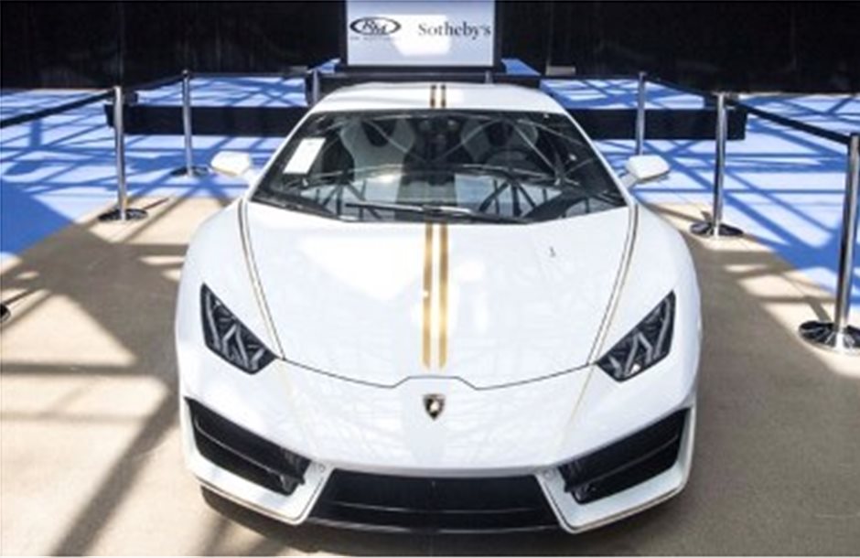 Η Lamborghini του πάπα πωλήθηκε αντί 715.000 ευρώ
