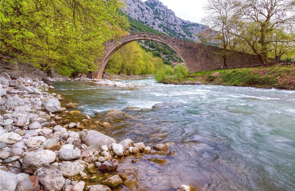 the-arch-stone-bridge-and-the-portaikos-river-of-pertouli