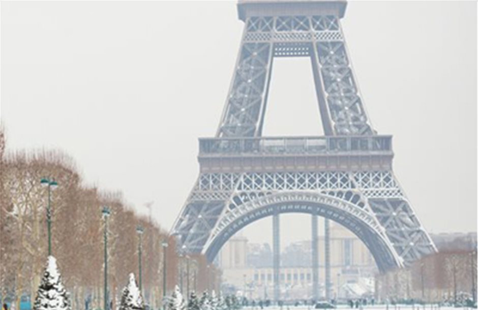 Χιονίζει στο Παρίσι, έκλεισε ο πύργος του Άιφελ
