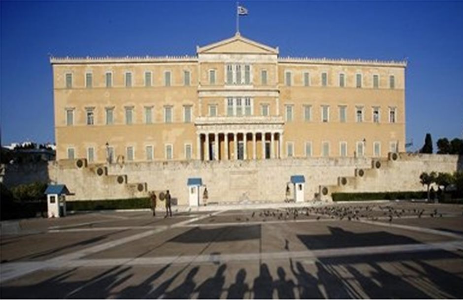 Σχεδόν το 50% των Ελλήνων δεν εμπιστεύεται το πολιτικό σύστημα